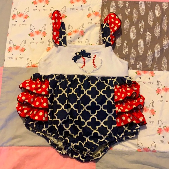 Baby Outfit - Picture 1 of 3